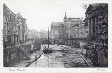 1230 Gezicht op de Oudegracht Weerdzijde te Utrecht vanaf de Jacobibrug met rechts de St. -Augustinuskerk en op de ...
